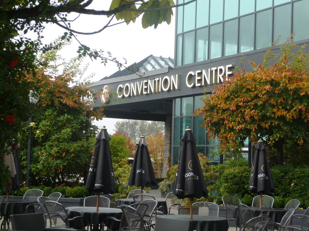 Executive Suites Hotel & Conference Center, Metro Vancouver Бернаби Экстерьер фото